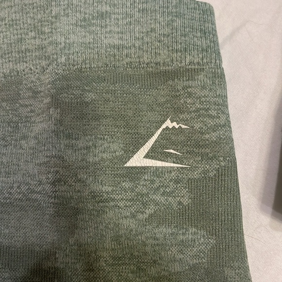 Small sage green gymshark camo sports bra and leggings - Picture 2 of 6